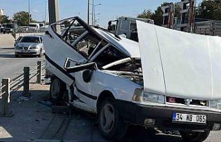 Kontrolden çıkan Tofaş refüje çarptı: 4 yaralı