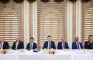 Vali Akmeşe muhtarlarla buluştu