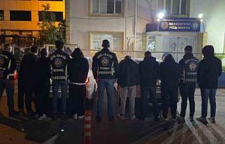 Zeytinburnu’nda trafikte araçlarından inip kavga...