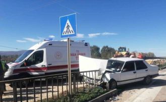 Tokat’ta kaza yapan otomobil bariyere girdi