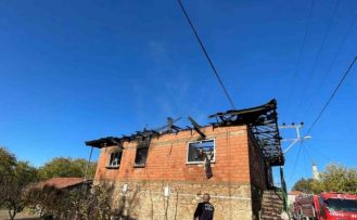 Burdur’da 2 katlı evde yangın paniği