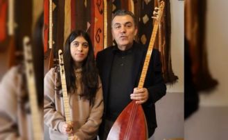 Güzel Sanatlar lisesini kazanan öğrenciye Başkan Demir’den 2 bağlama saz hediye