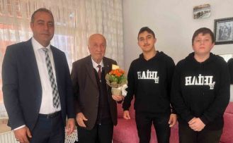 Hayrabolu’da öğrencilerin ziyareti emekli öğretmeni duygulandırdı