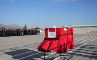 Vefat eden komutan için askeri tören düzenlendi