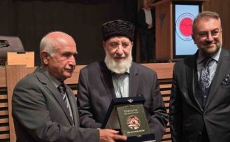 Yozgatlı Dr. Ali Şakir Ergin’e doğumunun 88’nci yılında adına yazılan kitap hediye edildi