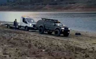 Çamura saplanan oto kurtarıcıyı pikap kurtardı