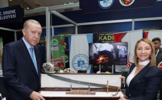 Cumhurbaşkanı Erdoğan’a kılıç hediye etti