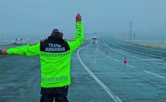 Jandarma trafik ekiplerinden kış lastiği denetimi