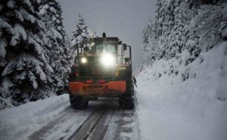 Kastamonu’da ekiplerin köy yollarındaki zorlu karla mücadelesi başladı