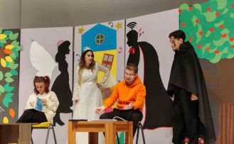 Kütahya’da ’Çekmez Köy’ tiyatro oyunu minik öğrencilerle buluştu