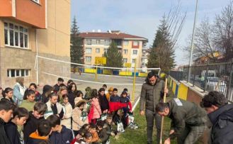Kütahya’da öğrenciler fidanları toprakla buluşturdu