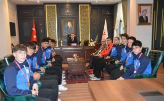 Şampiyon voleybolculardan Kaymakam Odabaş’a ziyaret