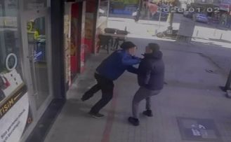 Pendik’te oyuncak silahla kuyumcu soygunu girişimi: Esnaf müdahale etti