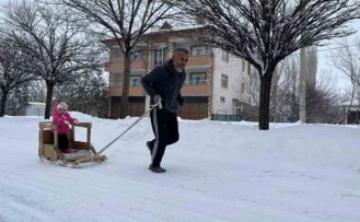 Torununu kızakla çekerek antrenman yapıyor