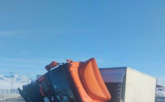 Bingöl’de tır devrildi: 1 yaralı