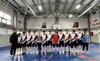 Gençlik ve Spor İl Müdürü Kabakcı güreşçilerle mindere çıktı