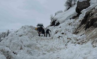 Hakkâri’de çığ düştü: Öğrenci servisi yolda kaldı