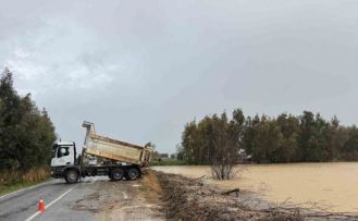 Söke Bağarası yolundaki taşkına ekiplerden anında müdahale