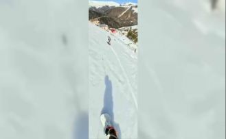 Araklı’nın karlı tepelerinde mahalle arasında snowboard keyfi