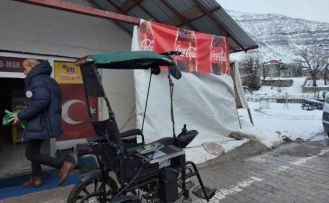 Engelli çocuğu için akülü sandalyeyi arabaya çevirdi