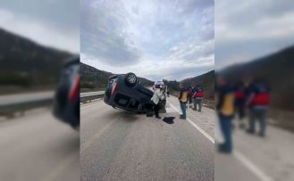 Ters dönen araçtan sağ kurtuldu