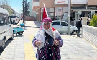 75 yaşındaki Satı teyzenin bayrak sevgisi
