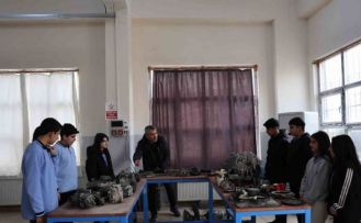 Diyarbakır’da kız ve erkek öğrenciler aldıkları eğitimlerle otomotiv sektörüne giriyor