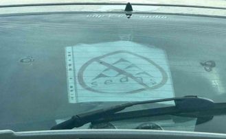 Elektrik şirketi bıktırınca tepkisini otomobilinin camına astığı özel tasarımlı afişle gösterdi