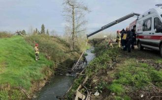 Gece dereye yuvarlanan otomobil sabah fark edildi