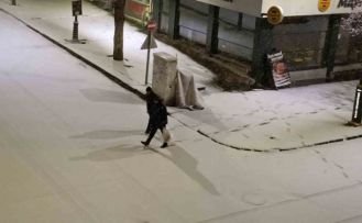 Kars’ta Nisan sürprizi: Şehir merkezi 5 dakikada beyaza büründü