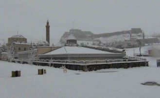 Kars’ta yer gök beyaz: Kar kalınlığı 30 santimi aştı