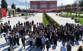 Öğrenciler, İstiklal Meydanı’nda kitap okudu