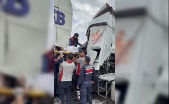 Osmaniye’de tır OSB giriş kapısına çarptı, sürücü kabinde sıkıştı