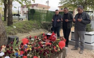 Saldırıda hayatını kaybeden Adnan’ın mezarlarına bırakılan notlar duygulandırdı