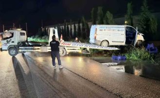 Kaza yapan kamyonet su kanalında asılı kaldı: 1 yaralı