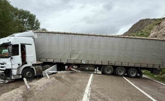 Gümüşhane-Bayburt karayolunda tır kazası sonucu ulaşım tek şeritten kapandı