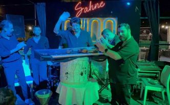 Bodrum’da sanatçı baskılara dayanamayıp davulunu kırarak sahneyi bıraktı