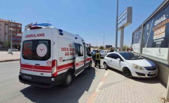 Karaman’da kontrolden çıkan otomobil aydınlatma direğine çarptı