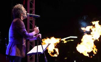 Yağmur altında Cumhuriyet coşkusu: Ünlü şarkıcı Fettah Can hayranlarıyla buluştu