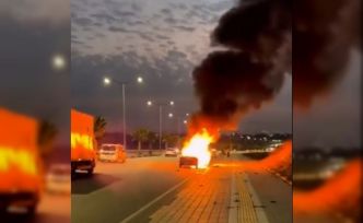 Adana’da seyir halindeki otomobil alev alev yandı