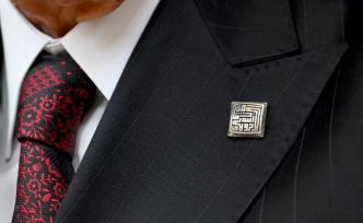 Bahçeli’nin rozeti ve yüzüğü gündem oldu, motifler Sivas’ı akıllara getirdi