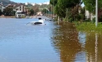 Dikili’de araçlar su altında kaldı