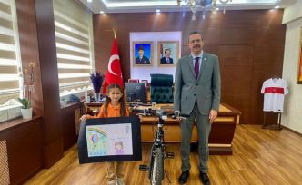 Dilimizin Zenginlikleri Projesi yarışmasında dereceye giren öğrencilere ödül