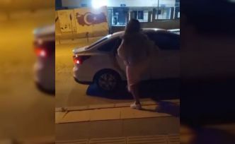 Elazığ’da bir kadın, tartıştığı şahsın arabasına saldırdı