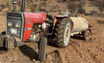 Fren boşalan traktörü durdurmak isterken yaralandılar