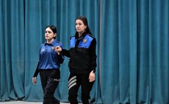 Hakkari polisinden kadın şiddetine karşı tiyatro ve sergi