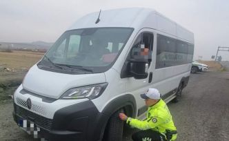 Kars’ta trafik ekiplerinden kış lastiği uygulaması