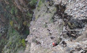 Kayalıklarda mahsur kalan keçiler kurtarıldı