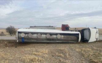 Kırıkkale’de akaryakıt tankeri devrildi: 1 yaralı