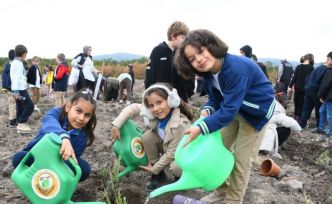 Öğrenciler fidanları toprakla buluşturdu